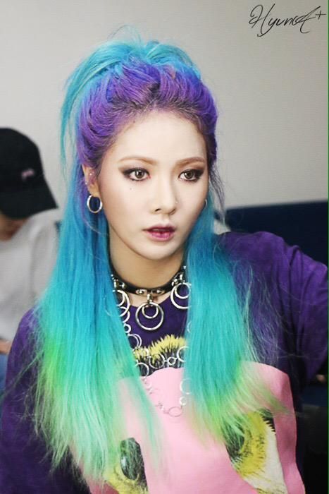 9 Kpop Idol yang Tampil Memukau dengan Gaya Rambut Berwarna Biru 