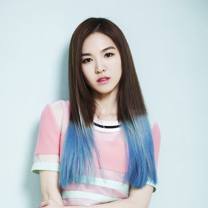 9 Kpop Idol yang Tampil Memukau dengan Gaya Rambut Berwarna Biru 