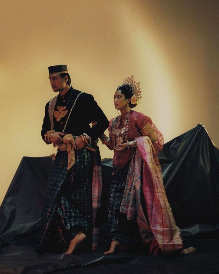 Lestarikan Budaya, Ini 10 Foto Post-Wedding Tara Basro & Daniel Adnan