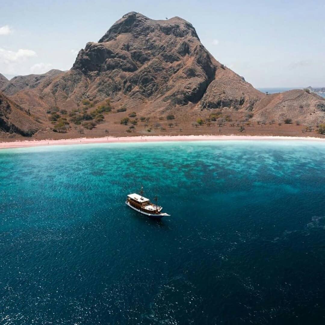 Harga dan Aktivitas Pink Beach Labuan Bajo