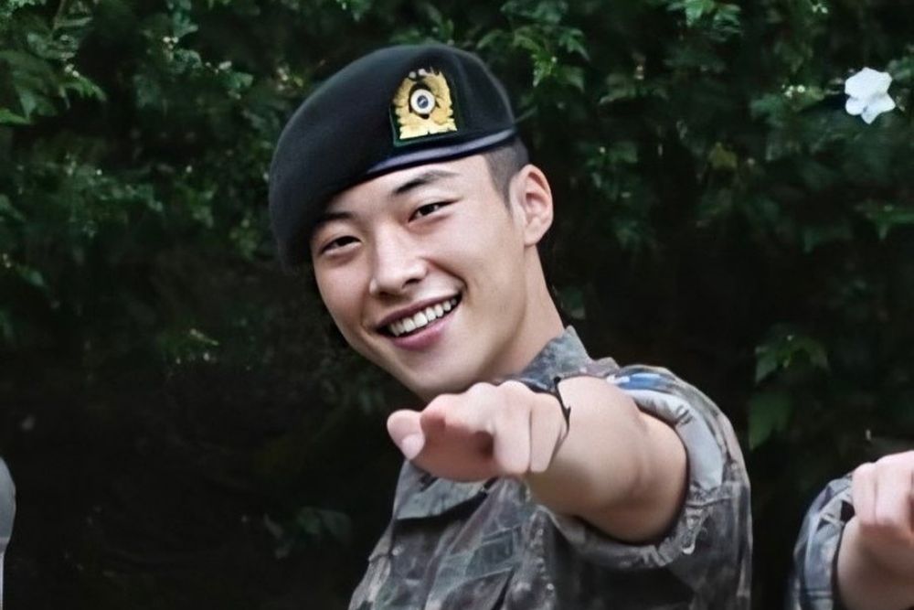 9 Potret Aktor Korea Ketika Jalani Wajib Militer, Makin Gagah! 