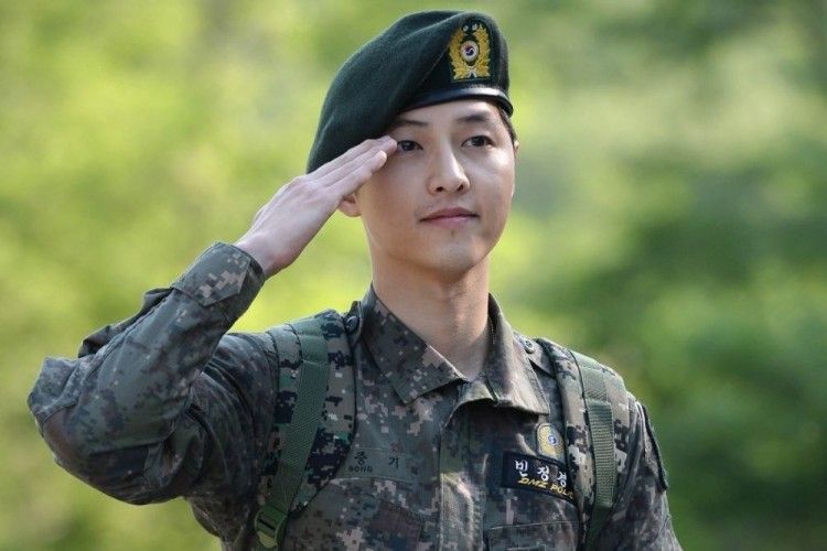 9 Potret Aktor Korea Ketika Jalani Wajib Militer, Makin Gagah! 