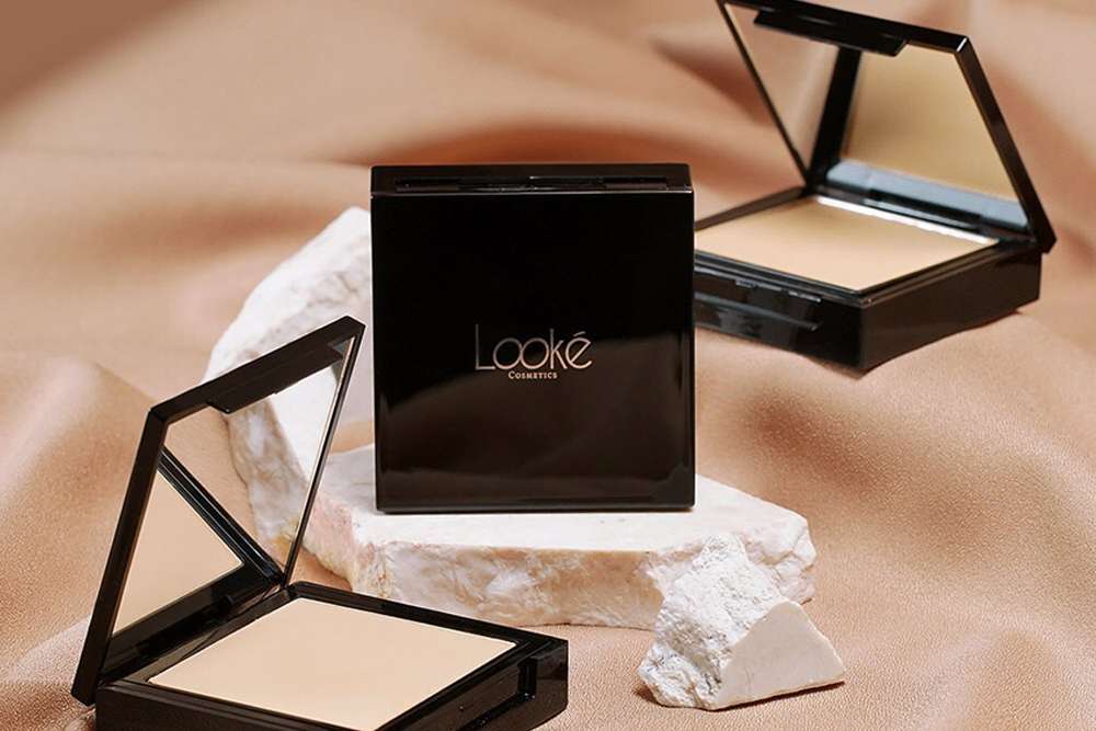 7 Rekomendasi Merk Compact Powder Lokal, Kulit Bebas Kilap!