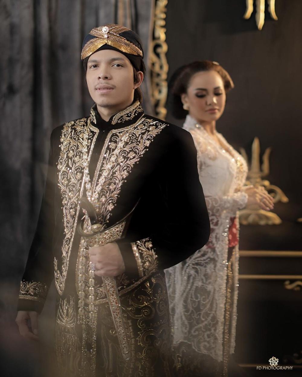 9 Foto Atta Halilintar & Aurel Hermansyah ala Pengantin Jawa