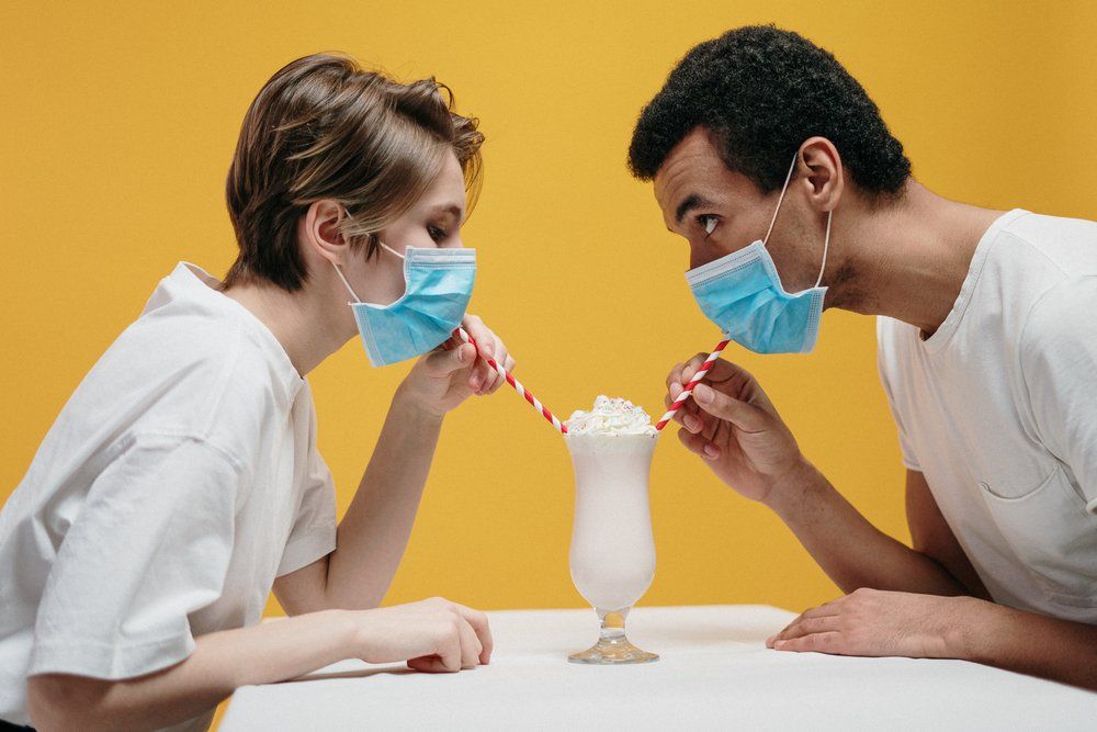Amankah Berciuman  Saat Pandemi Ini 5 Fakta yang Perlu 