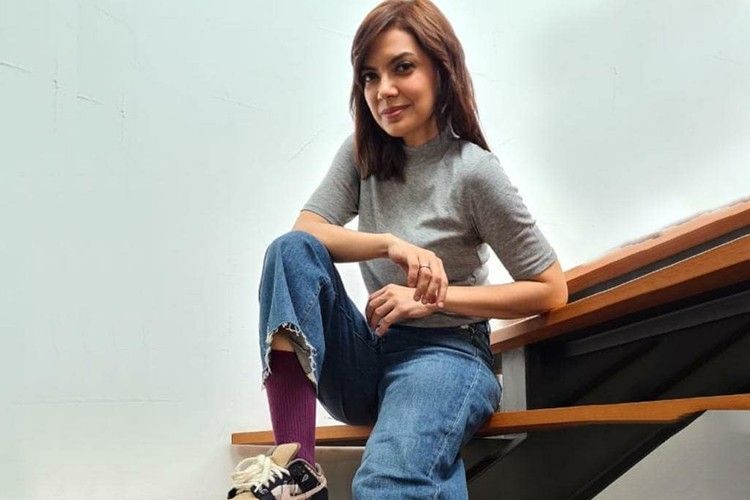 12 Gaya Andalan Najwa  Shihab  Dengan Sneakers  nya