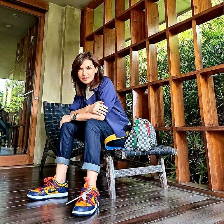 12 Gaya Andalan Najwa  Shihab  Dengan Sneakers  nya