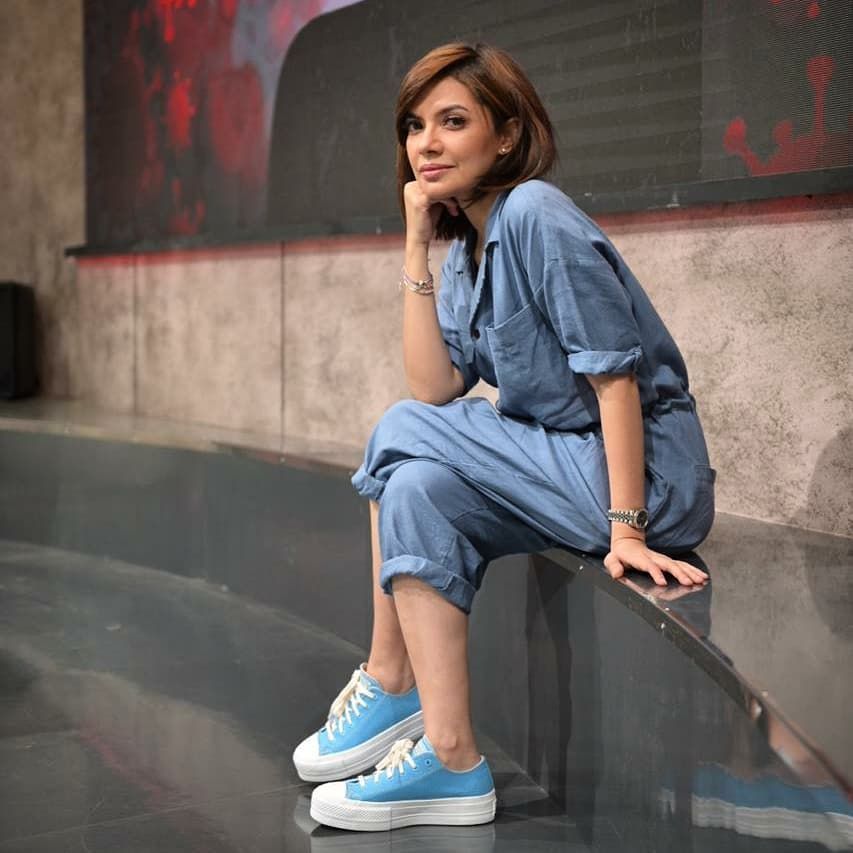 12 Gaya Andalan Najwa  Shihab  Dengan Sneakers nya