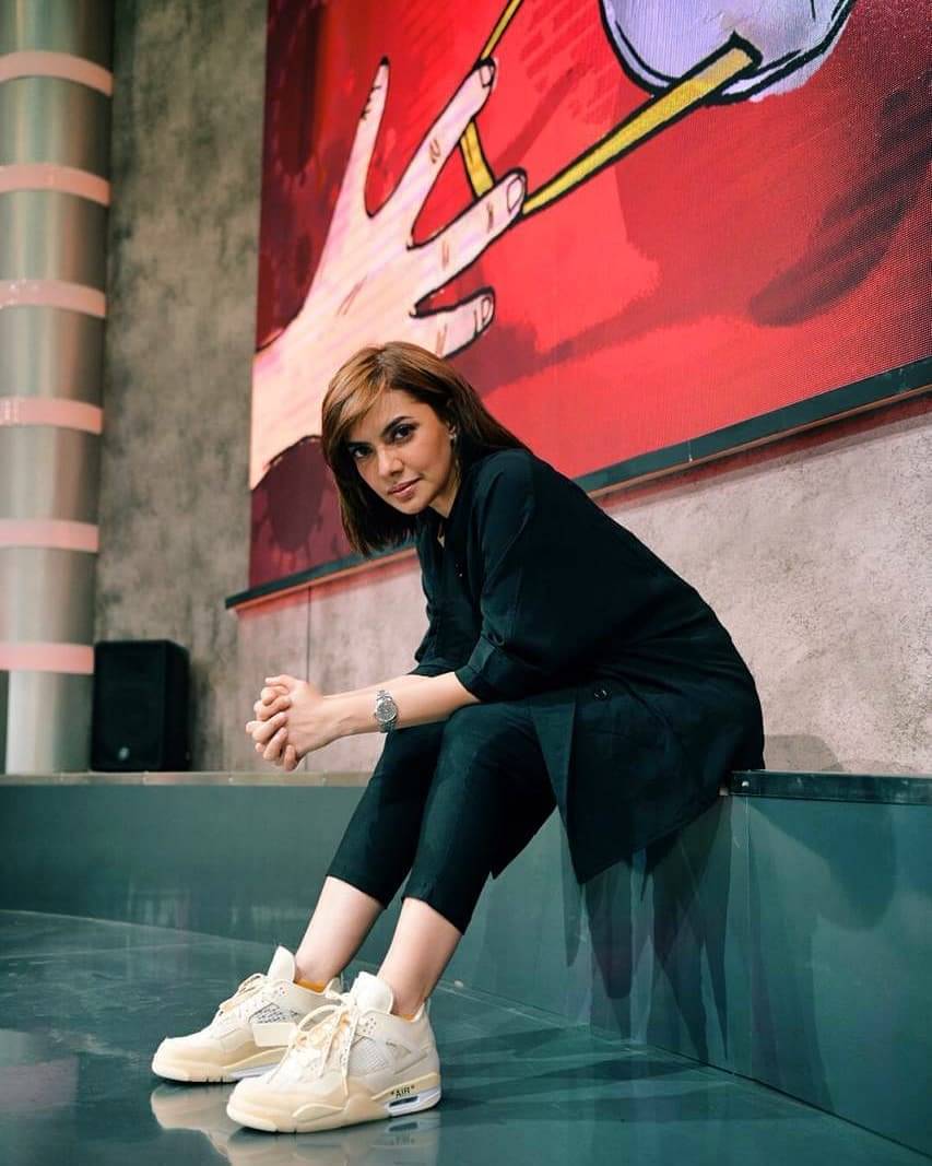 12 Gaya Andalan Najwa Shihab Dengan Sneakers nya