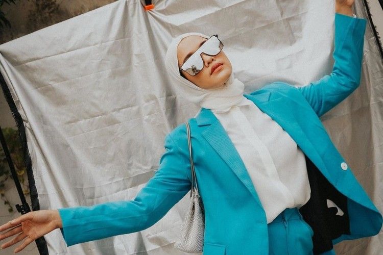 Tiru Gaya Hijab Color Block Layaknya Selebgram Indonesia