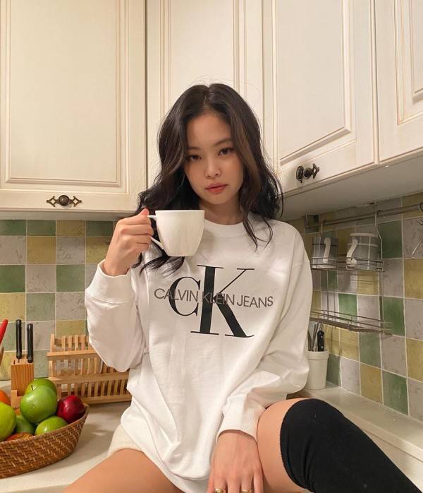 Tips Pakai Baju Lengan Panjang ala Jennie Blackpink