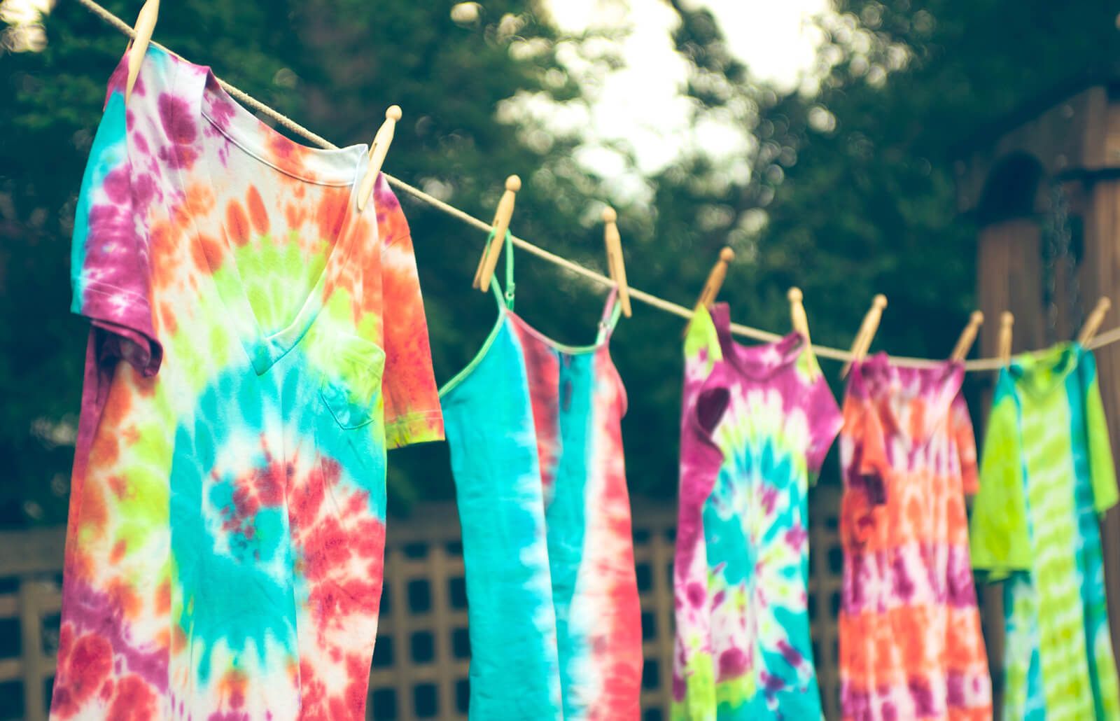 Lebih Awet dan Tahan Lama, Ini Cara Mencuci Baju Tie-dye yang Benar