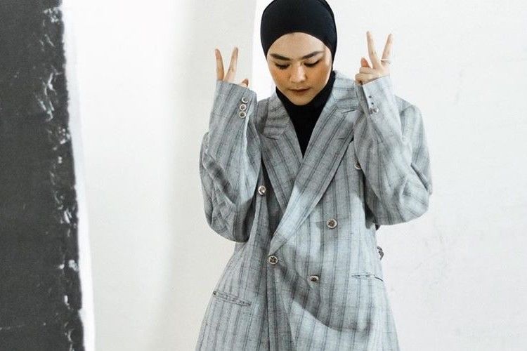 Deretan Artis Berhijab Yang Punya Gaya Unik Bisa Ditiru