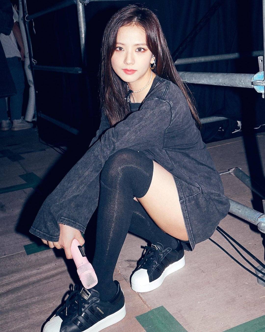 Potret Seksi Jisoo BLACKPINK Sebelum Naik Panggung, Polos Banget!