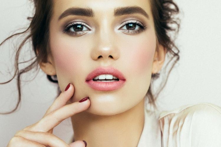 7 Hal Penyebab Makeup Mudah Luntur