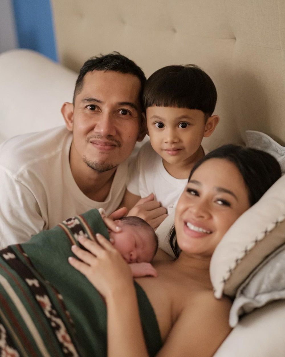 Diidolakan Netizen, Intip 10 Potret Hangat Keluarga Andien Aisyah