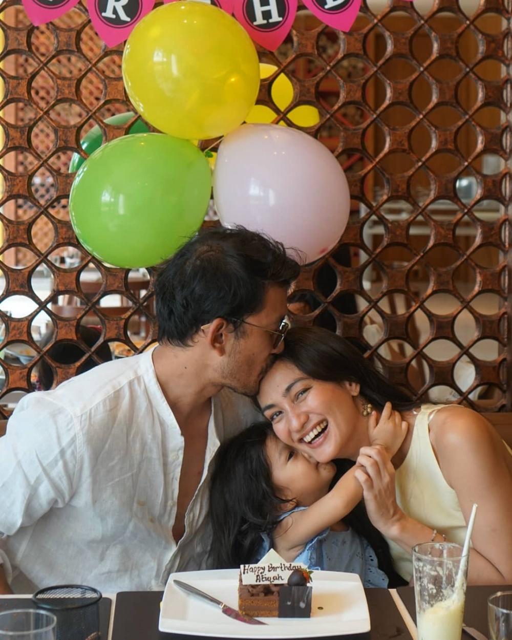 Family Goals! Intip 10 Potret Harmonis Rio Dewanto dan Keluarga