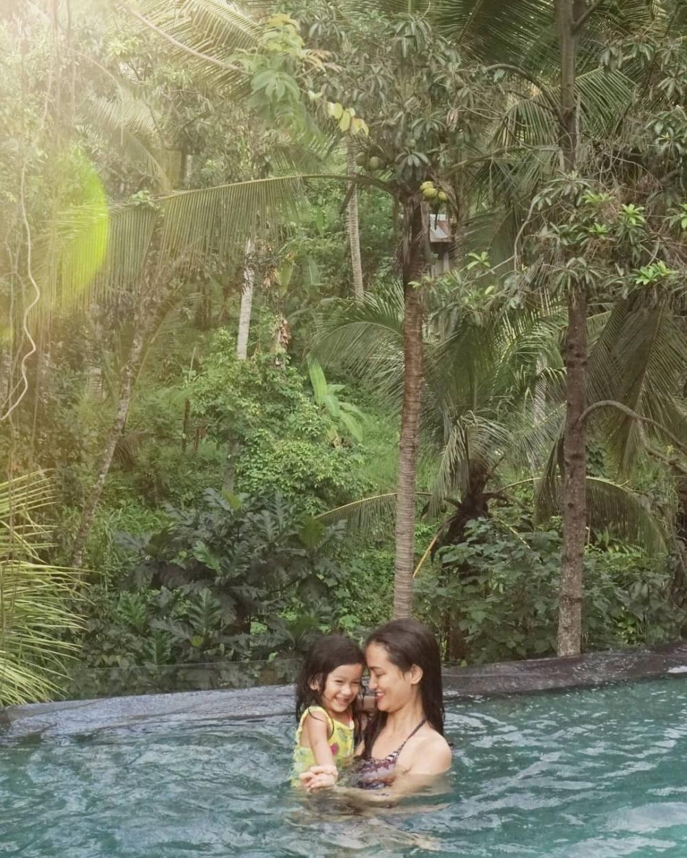 10 Potret Keluarga Harmonis Rio Dewanto