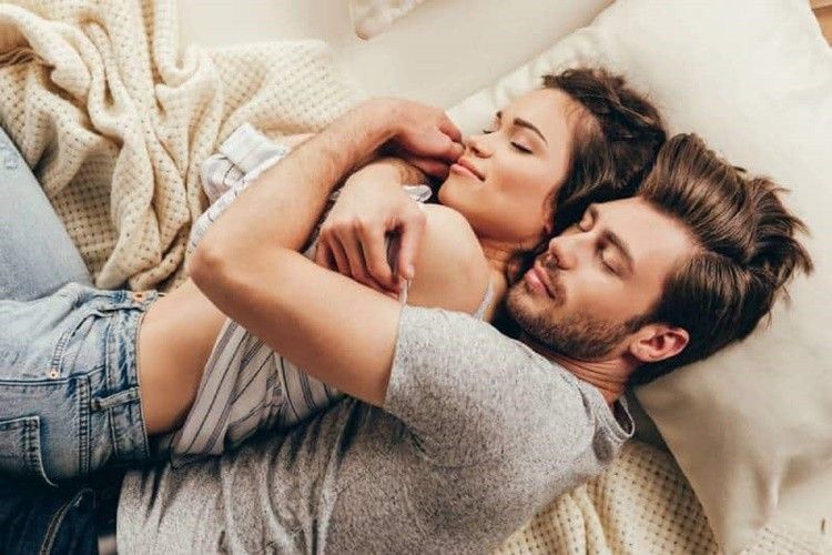 7 Manfaat Cuddle atau Pelukan dengan Pasangan