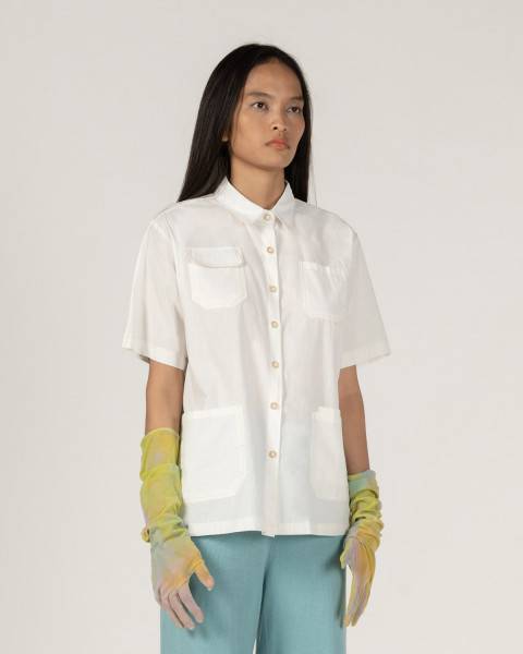 Kumpulan OOTD Kemeja Putih di Bawah 300 Ribu