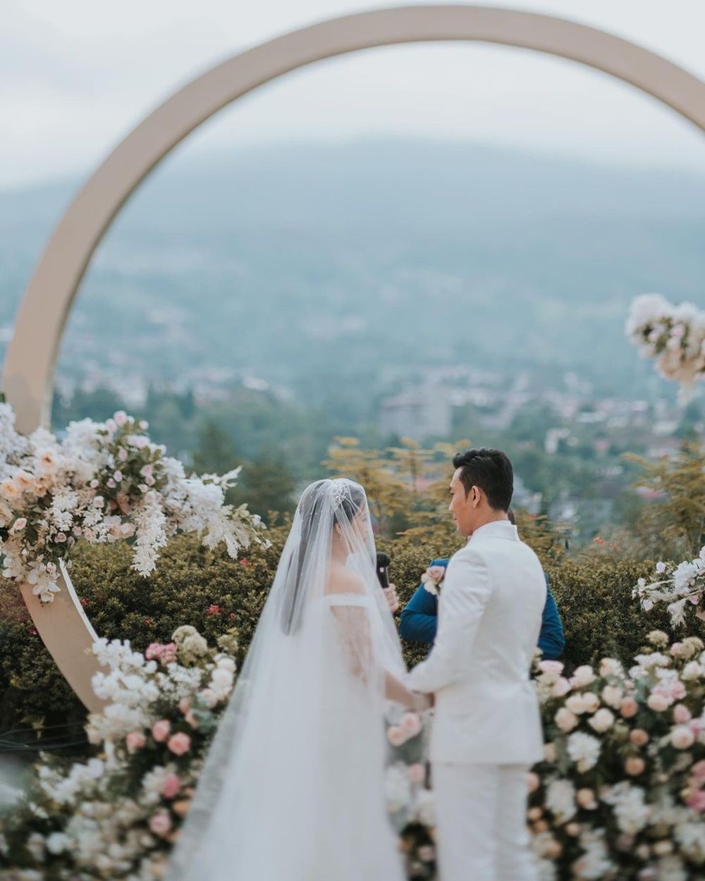 Berkonsep Outdoor, 10 Foto Pernikahan Denny Sumargo dan Olivia Allan