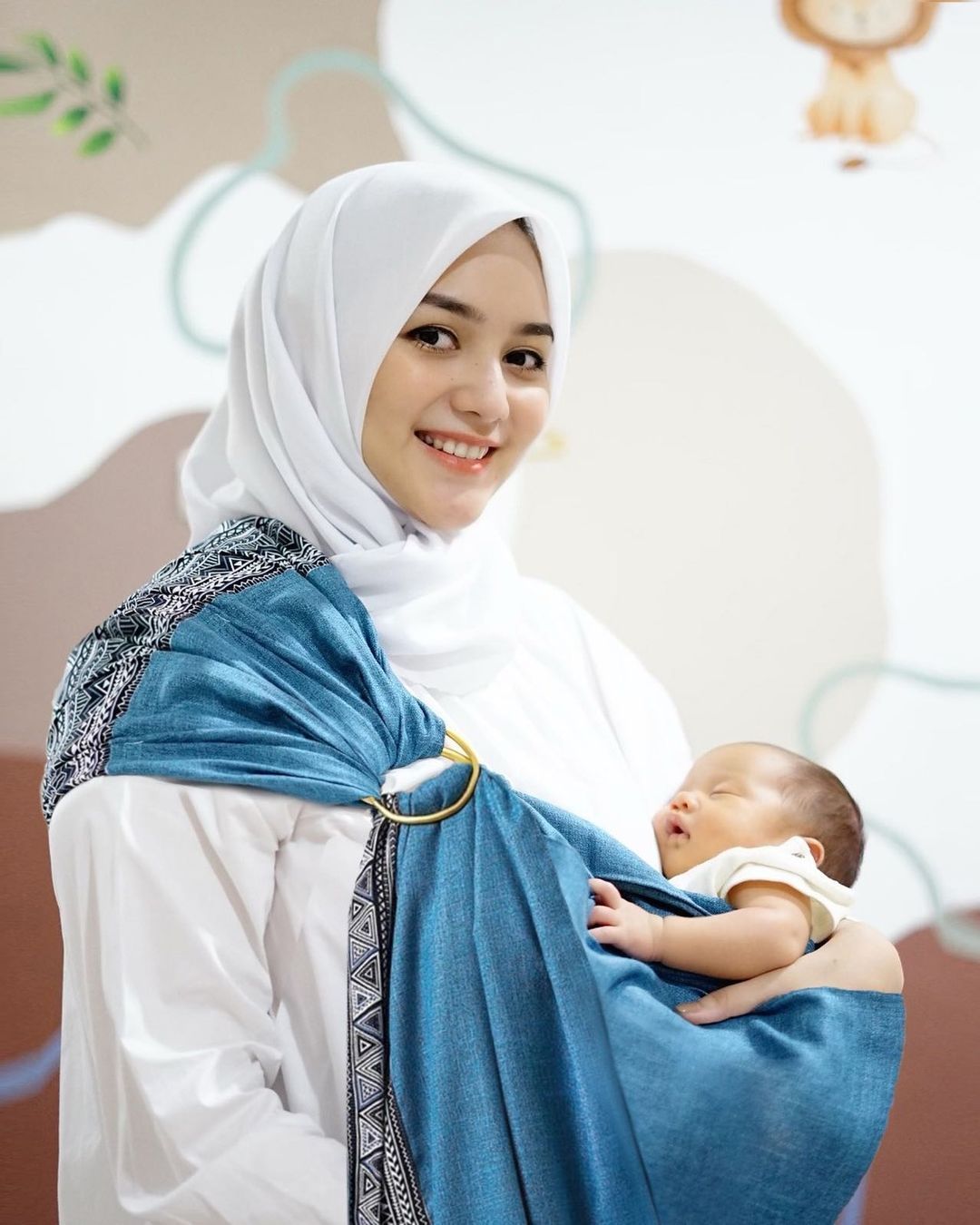 Pesona 10 Mama Muda Indonesia, Makin Menawan Sambil Gendong Anak