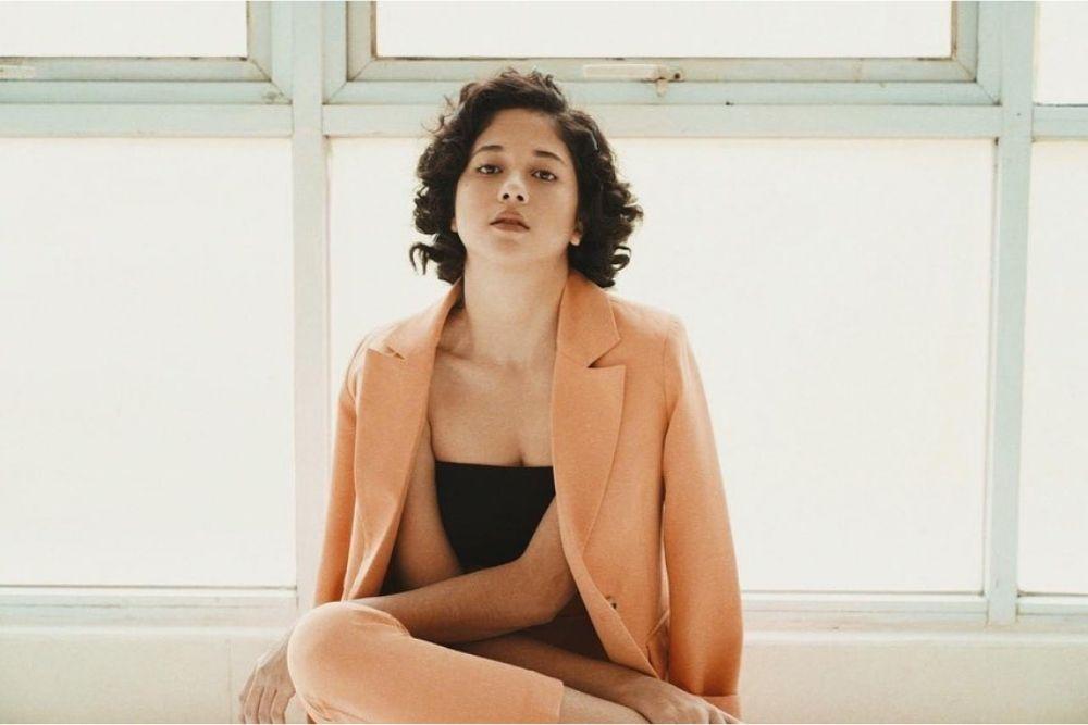 Pesona Sitha Marino, Tambatan Hati Bastian Steel yang Seksi dan Keren
