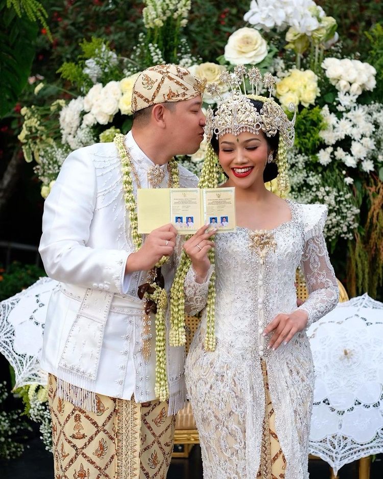 Usung Adat Sunda, Ini 7 Foto Pernikahan Yura Yunita dan Donne Maula