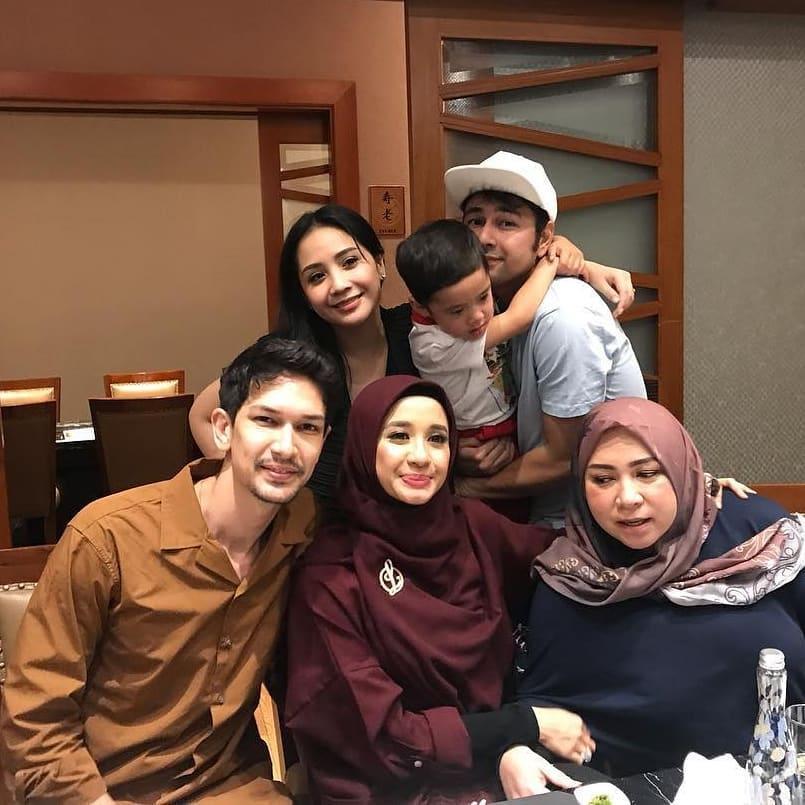 Gaya Kompak Seleb Indonesia dengan Sang Mantan, Nggak Jadi Musuh!