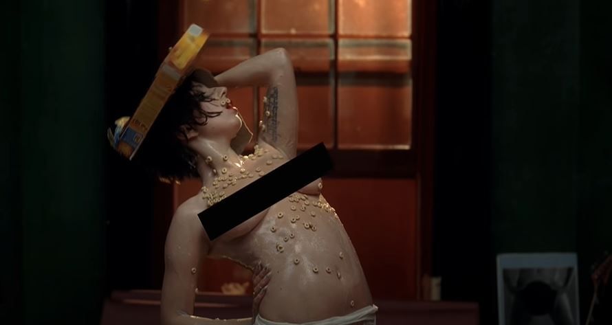 Lines of female singers who dare to be naked in the video