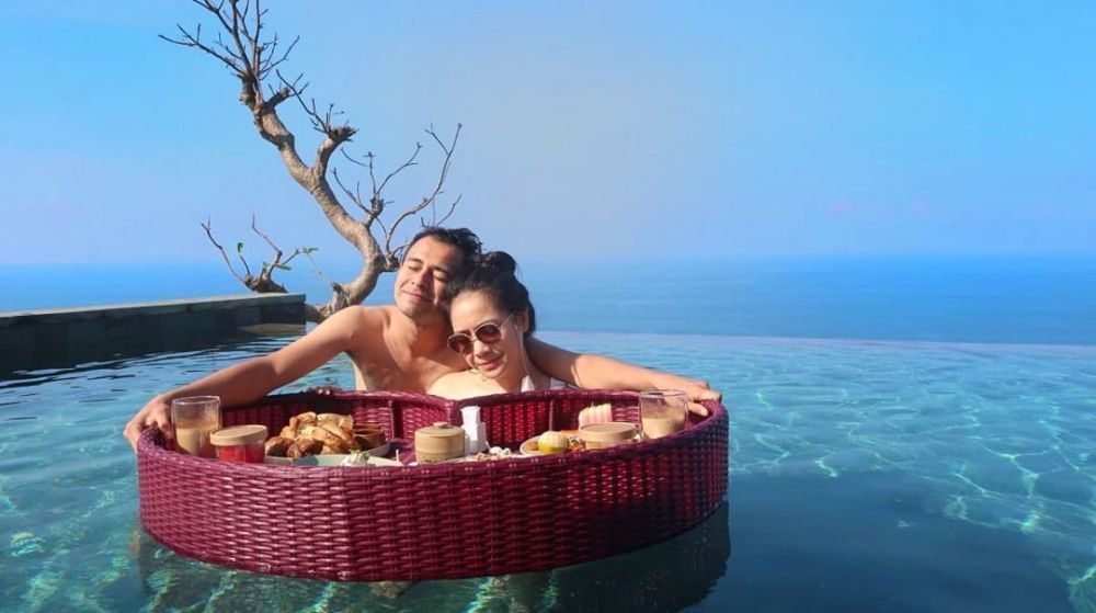 Mesra di Air, Intip 10 Momen Floating Breakfast Artis dan Pasangan