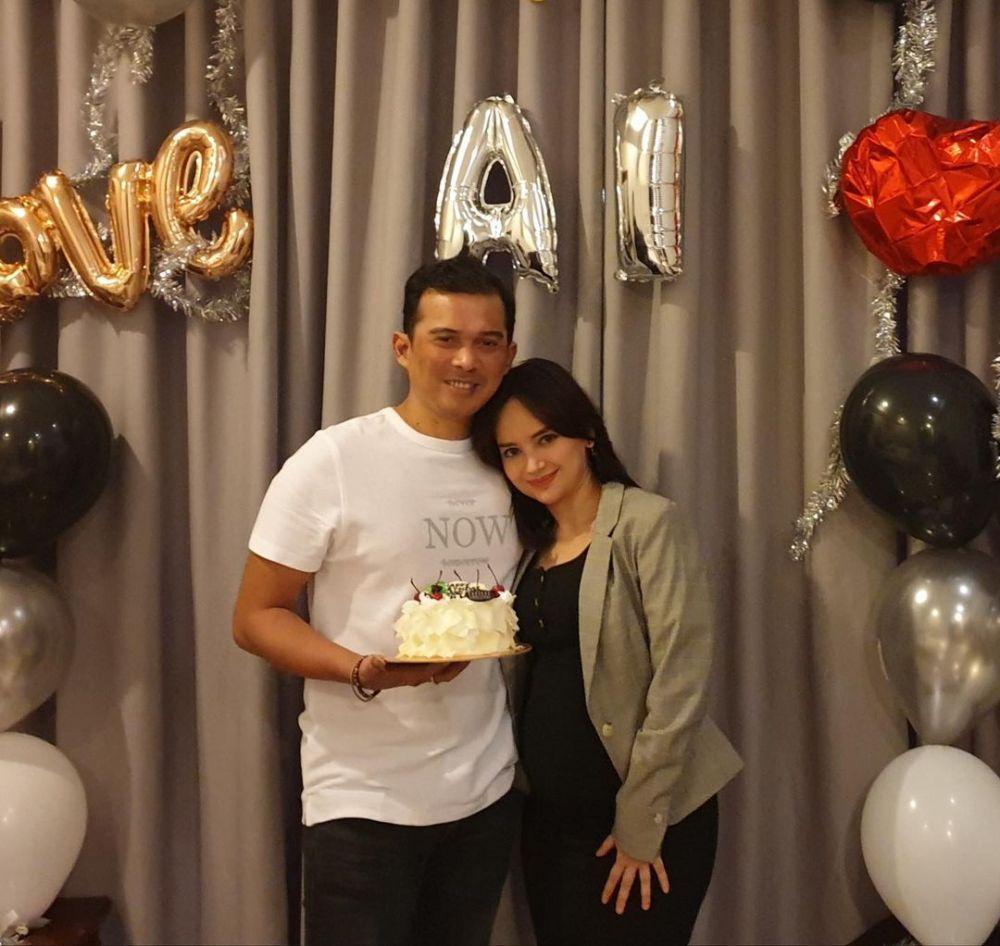 Gemas! 10 Pasangan Artis Ini Cintanya Bersemi di Media Sosial
