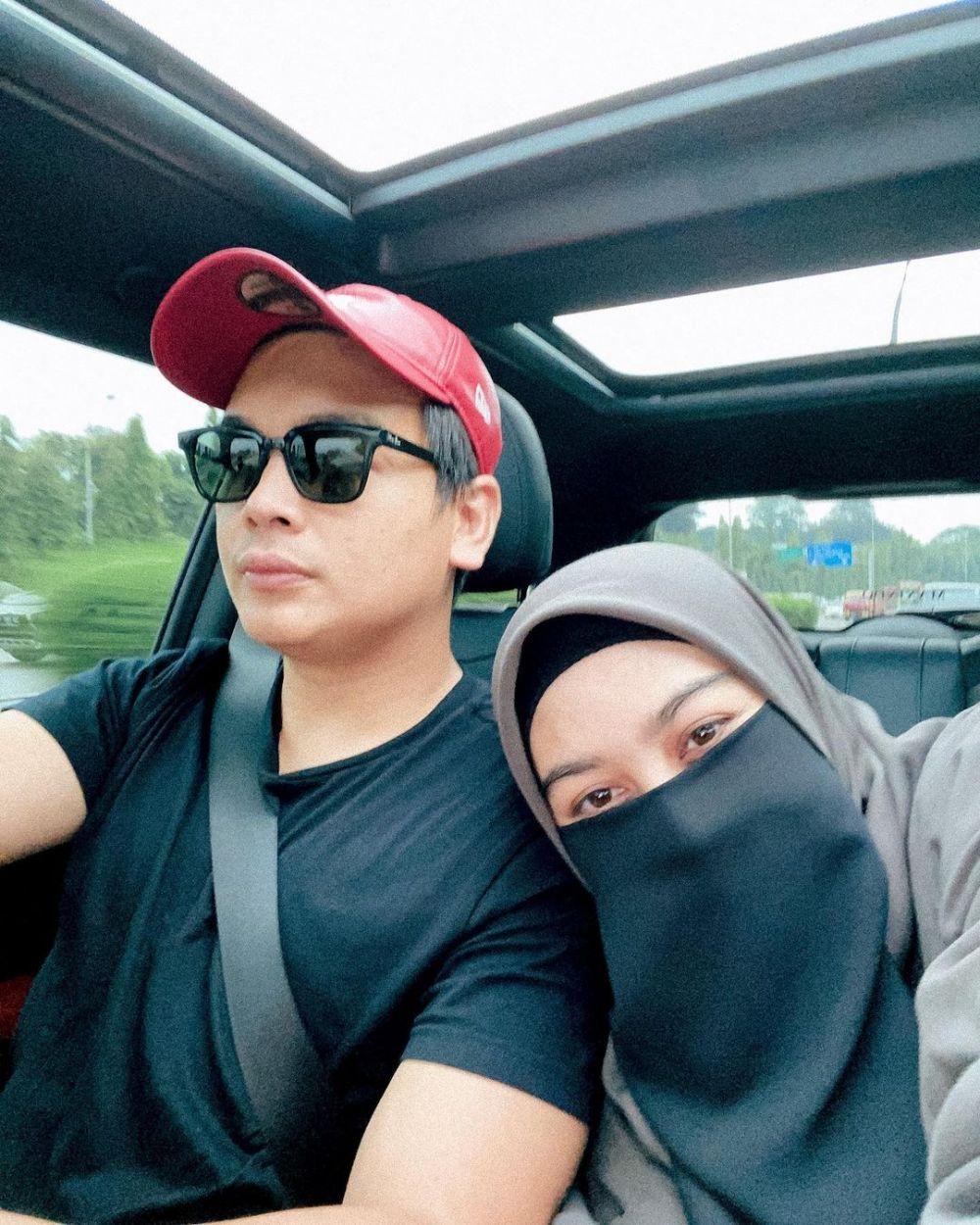 Gemas! 10 Pasangan Artis Ini Cintanya Bersemi di Media Sosial