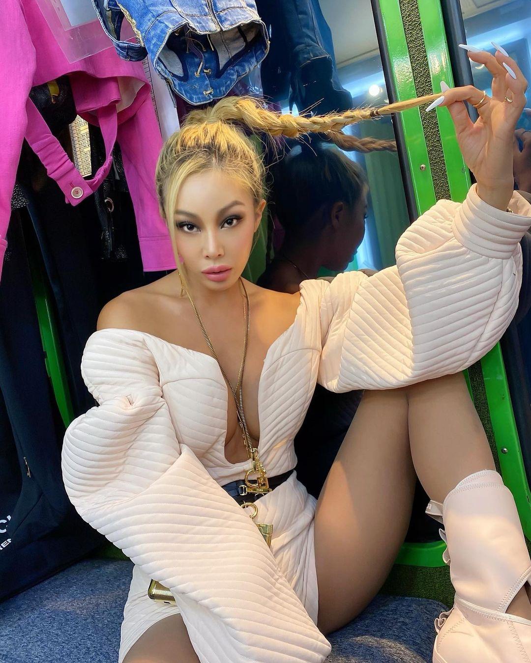 Gaya Seksi Jessi, Penyanyi yang Enggan 'Dipegang' Jackson GOT7