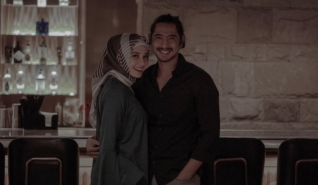 Nggak Hanya sama Amanda Manopo, Ini Gaya Mesra Arya Saloka & Istri
