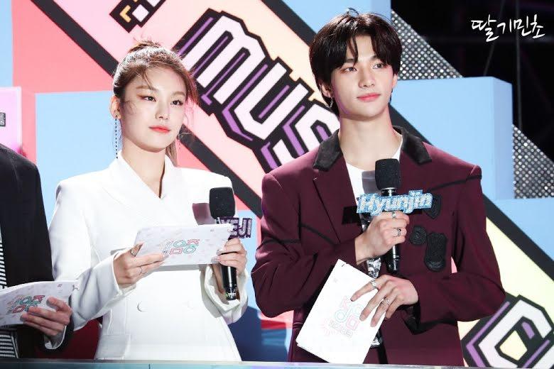 Sering Dibilang Kembar, Intip 9 Potret Kemiripan Yeji dan Hyunjin