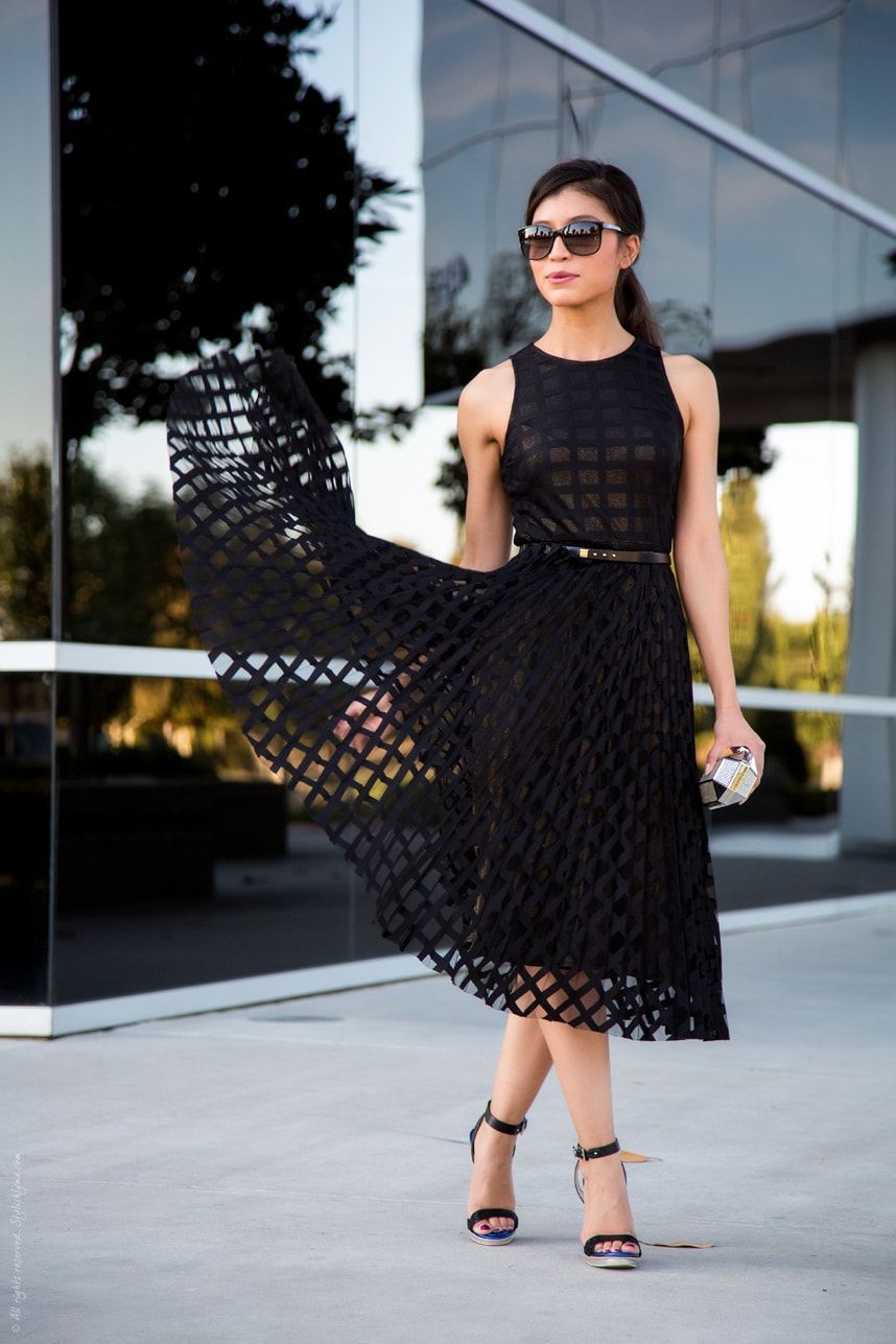 Inspirasi Gaya dengan Midi Dress Untuk Pergi ke Kantor