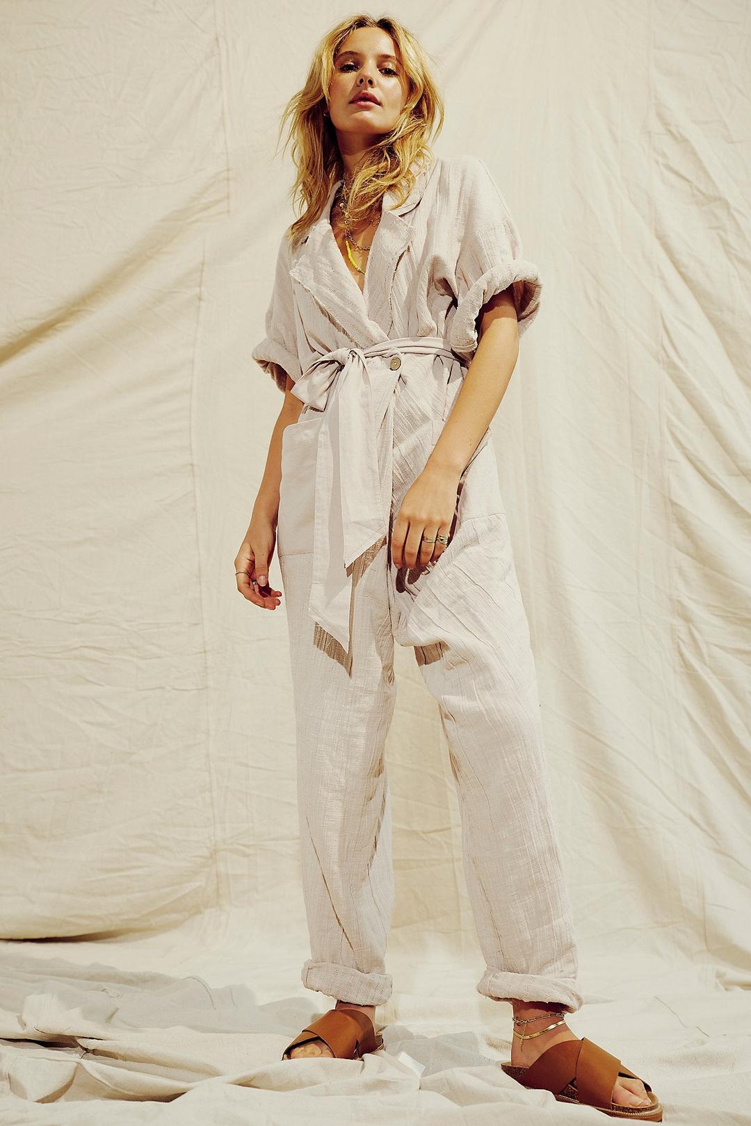 Tetap Awet Muda, Yuk Contek Gaya Pakai Jumpsuit Ini!