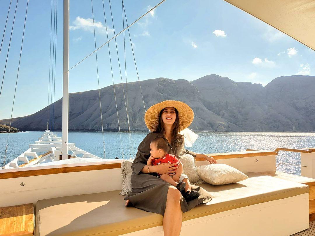 Supermodel hingga Hot Mama, Ini Transformasi Gaya Paula Verhoeven