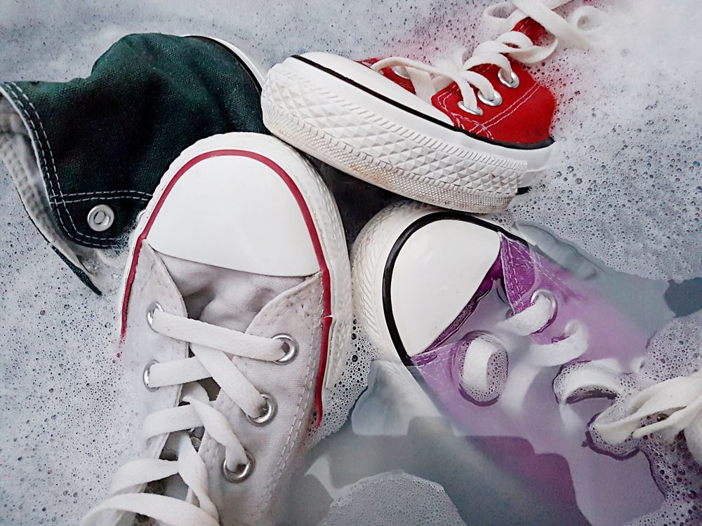 Tips Merawat Sepatu Converse, Makin Bersih dan Awet