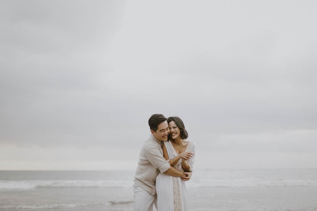 Inspirasi Baju Pre-Wedding Kasual yang Jadi Favorit Calon Pengantin