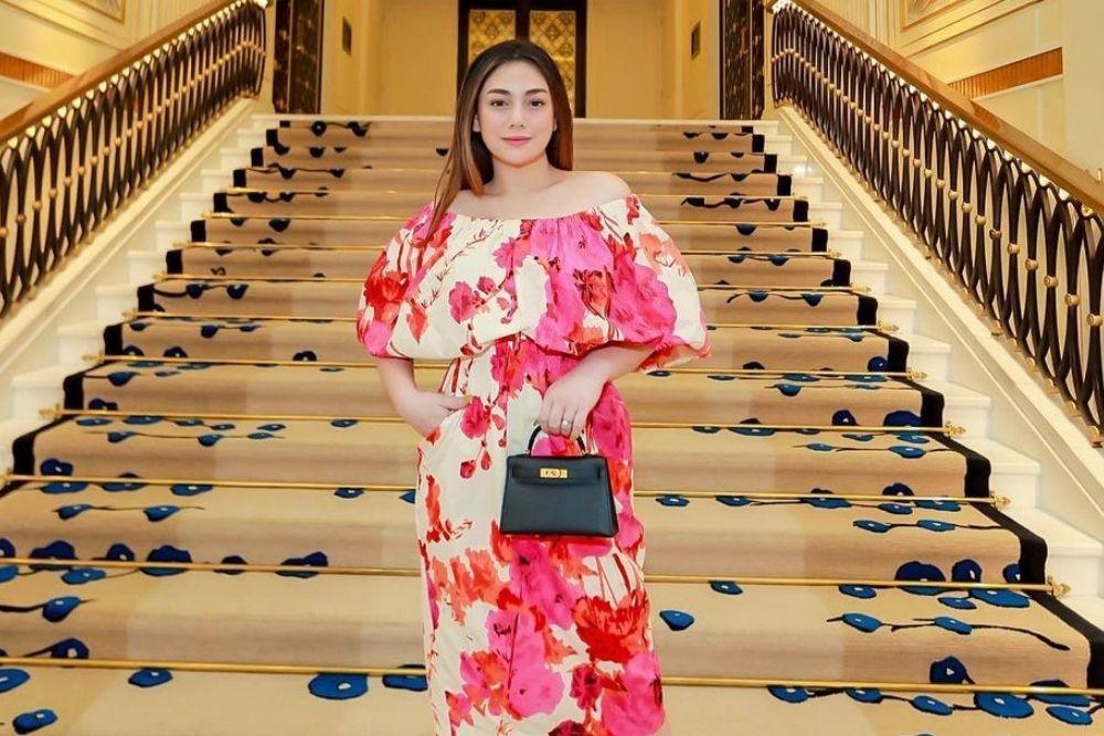 7 Potret Cantik Celine Evangelista dengan Riasan Glowing dan Natural 