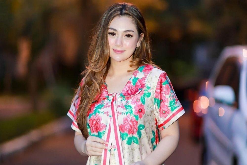 7 Potret Cantik Celine Evangelista dengan Riasan Glowing dan Natural 