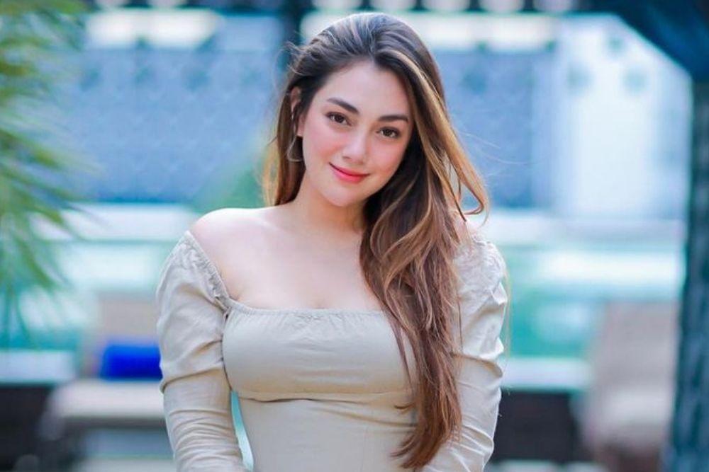 7 Potret Cantik Celine Evangelista dengan Riasan Glowing dan Natural 