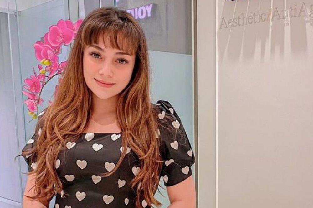 7 Potret Cantik Celine Evangelista dengan Riasan Glowing dan Natural 