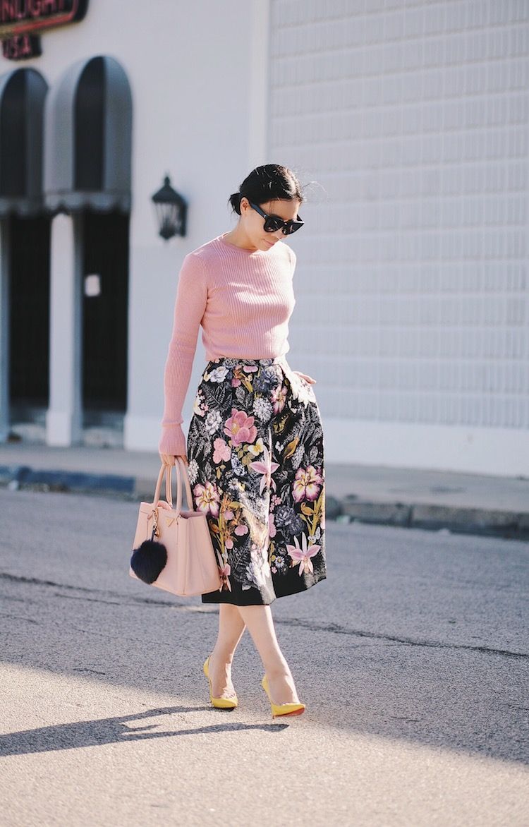 Lebih Feminin, Simak Inspirasi Pakai Floral Skirt