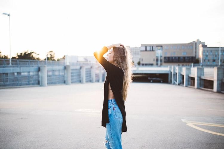 5 Cara Zodiak Aquarius Mengatasi Patah Hati Setelah Putus