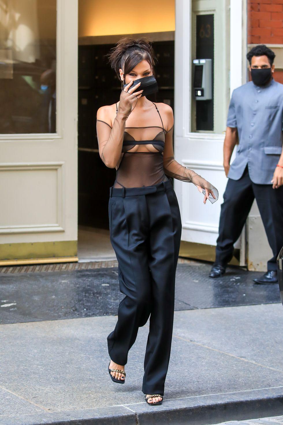 Gaya Pakaian Bella Hadid di Masa Pandemi, Tetap Seksi di Jalanan!