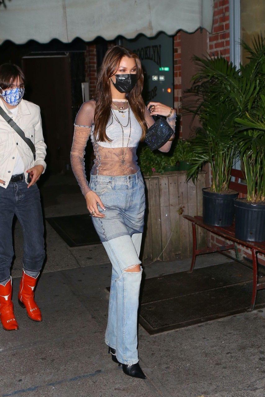 Gaya Pakaian Bella Hadid di Masa Pandemi, Tetap Seksi di Jalanan!