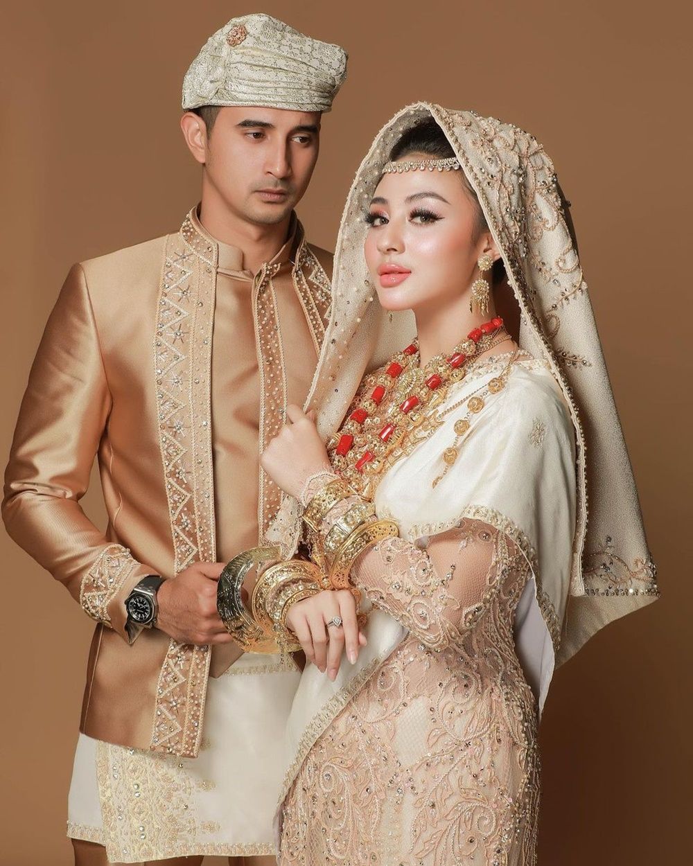 Lestarikan Budaya, 7 Artis Ini Foto Pre-Wedding dengan Adat Minang